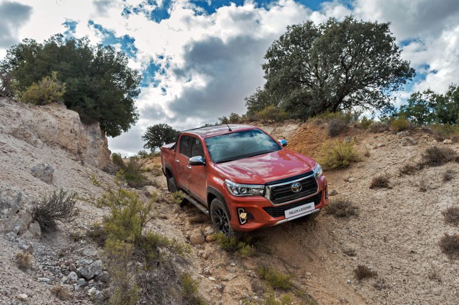  Toyota Hilux Legend Raider Double Cab 2018 года  (ES) (фото 16 из 40)